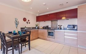 Modern And Chic City Centre Apartment With Parking